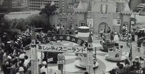 Tdlバックグラウンドストーリー 日本のディズニーランドは舞浜だけじゃない 東京ディズニーランドは19年にグランドオープンした さかのぼること26年 1957年日本橋三越で こどもの夢の国 楽しいディズニーランド という屋上遊園地が期間限定で Tdlバックグラウンドストーリー 日本のディズニーランドは舞浜だけじゃない 東京ディズニーランドは19年にグランドオープンした さかのぼること26年 1957年日本橋三越で こどもの夢の国 楽しいディズニーランド という屋上遊園地が期間限定で
