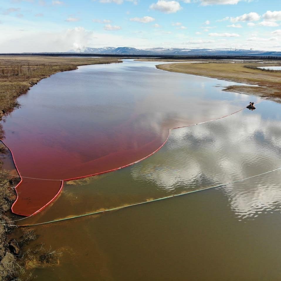 uma empresa na russia deixou derramar 20 mil toneladas de óleo diesel em um rio do círculo ártico. por que ninguém tá falando disso?