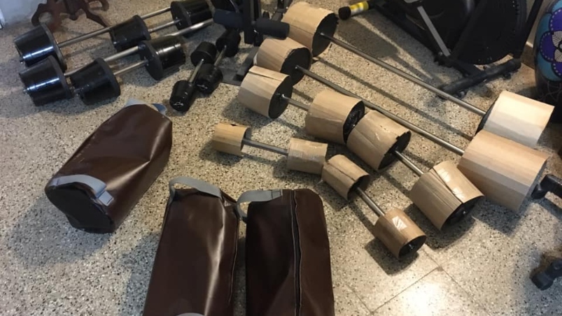 ElDoce's tweet photo. #Córdoba: está sin trabajo, cobró el IFE y fabricó kits de entrenamiento para vender>>https://t.co/crzXX2S0zI https://t.co/EUIh2V4NGv