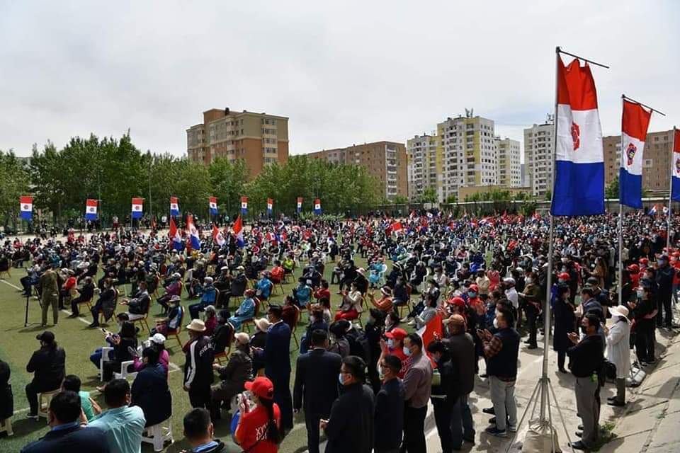 Хэдэн зуугаар нэг дор бөөгнөрч, хурал уулзалт хийж болж байгаа юм бол?? 
БҮХ ҮЙЛЧИЛГЭЭНИЙ ГАЗРУУДЫГ НЭЭЖ, ХЭВИЙН ҮЙЛ АЖИЛЛАГААГ НЬ ЯВУУЛААЧЭЭ ТЭНЭГ НОВШНУУДАА  !!!!