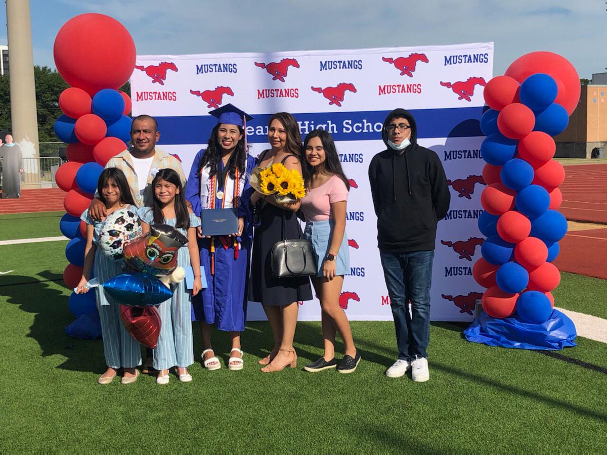 010_nataly's tweet photo. Niece's graduation @JJPHS https://t.co/qEehB8zOON