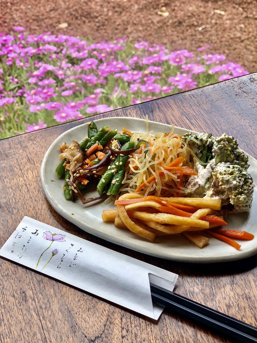 ট ইট র おづつみ園 尾堤 宏 昼ごはん 息子の手打ち蕎麦を目的に 佐野 花鳥風月 さんへ 美味しい手づくり惣菜と サックサクの野菜天ぷら 蕎麦から自園で栽培し 3 7の黄金比で打った 蕎麦の喉越しはサイコー アウトレットに脇目も振らず いもフライに