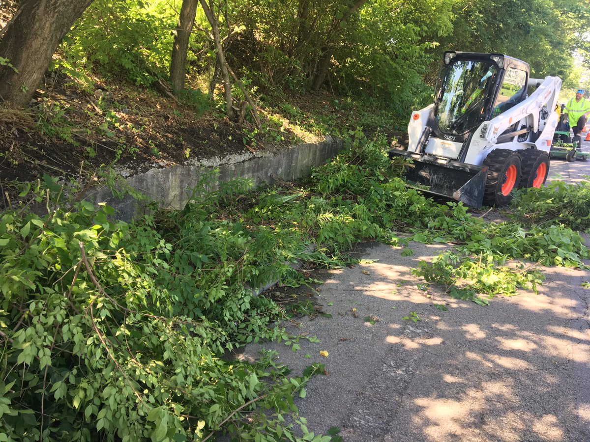 311Cincy's tweet photo. DPS Crews sweating it out on this hot and sunny Saturday!! 💪🥵😎 #WeekendWorkflow #EverydayDepartment https://t.co/PVrnFbdSGK