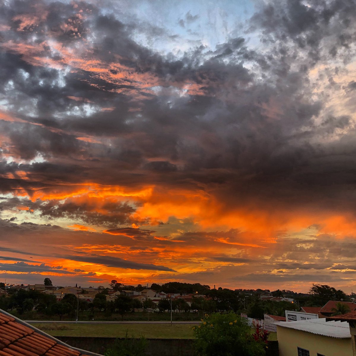 daniboghossian's tweet photo. 📸⛅️
.
.
. #penápolis #fimdetarde #sunset #nuvens #clouds #cloudslime #skyline #interiordesp #frio #outono #autumn #me #interiordesp #018 #ddd18 #penapolense #sp #sãopaulo #sampa #saopaulo https://t.co/XxKbmLYT6s