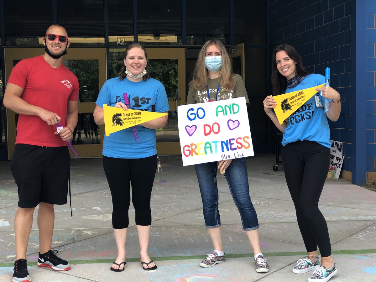 MariaAGioffre's tweet photo. @deptfordschools CECC teachers excited to see our first graders and present them with a special pennant provided by our fabulous PTO! 💙#BestPTOEver #CECCTogether https://t.co/2ZDexdMXZR