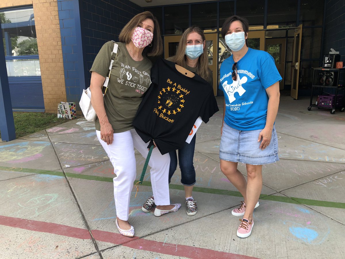 MariaAGioffre's tweet photo. @deptfordschools CECC teachers excited to see our first graders and present them with a special pennant provided by our fabulous PTO! 💙#BestPTOEver #CECCTogether https://t.co/2ZDexdMXZR