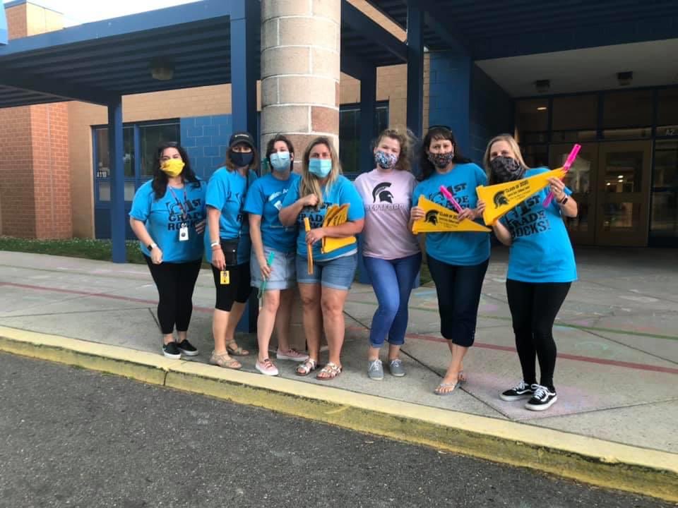 MariaAGioffre's tweet photo. @deptfordschools CECC teachers excited to see our first graders and present them with a special pennant provided by our fabulous PTO! 💙#BestPTOEver #CECCTogether https://t.co/2ZDexdMXZR