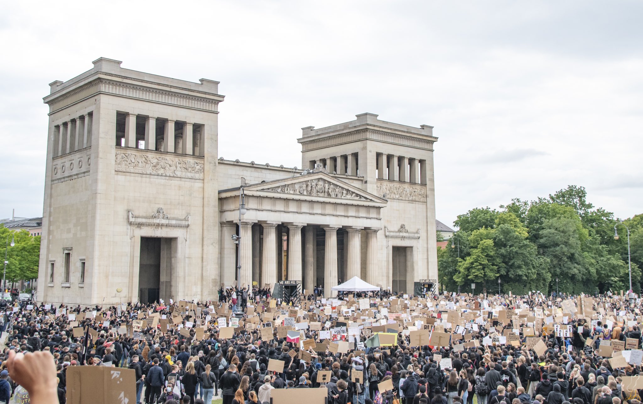 Demo contro il razzismo Black Lives Matter a Königsplatz, Monaco di Baviera