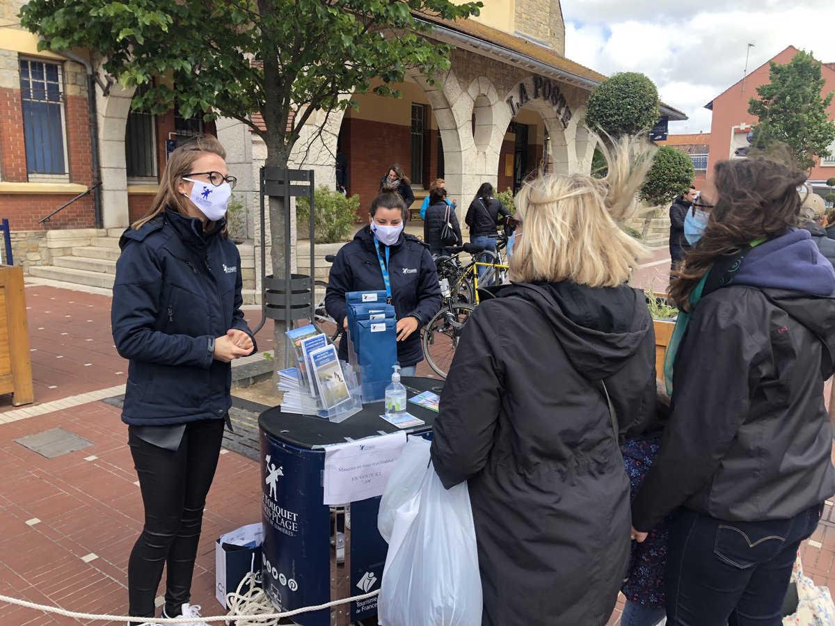 Merci à nos équipes de l’office de tourisme pour leur présence à l’occasion du marché du #Touquet. Vente de masques et informations aux visiteurs dans le respect des gestes barrières. ⁦<a href="/opaleandco/">Opale&Co</a>⁩