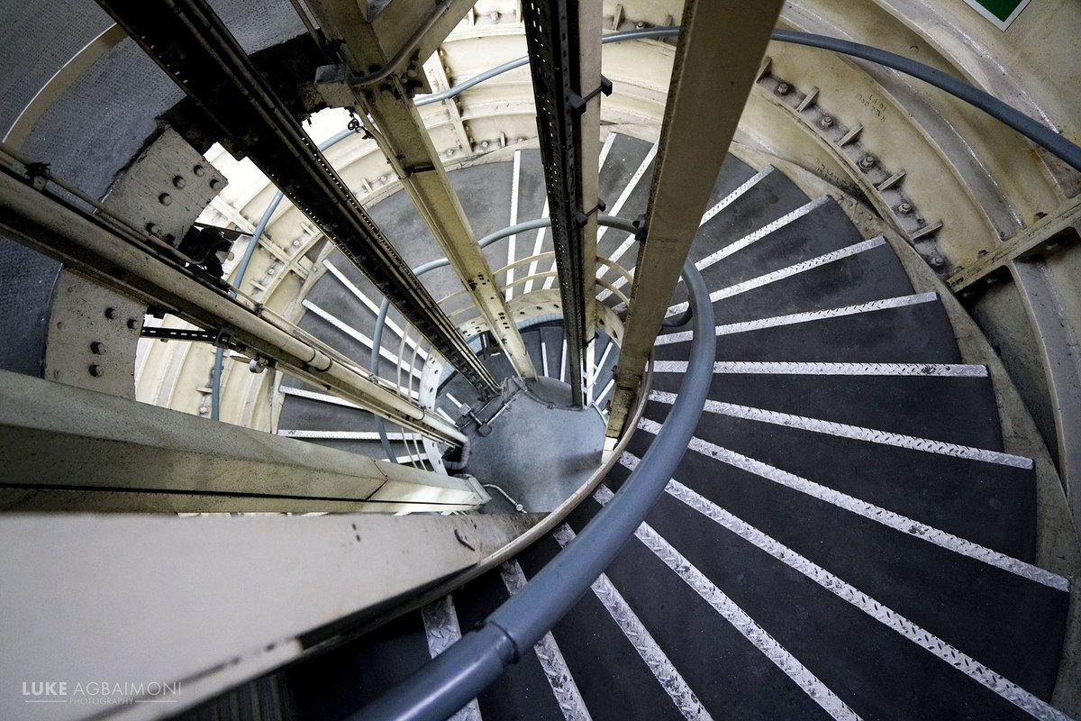 MORDEN TO EDGWAREvia CHARING CROSS 9/31on the  @NorthernLineClapham North StationI'm slowly hunting for all the spiral staircases on the network, but I only just recently discovered these lovely open centre spiral stairs.More photos http://shop.tubemapper.com/Clapham-North-Station/THREAD 