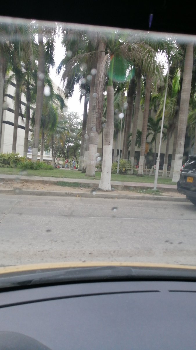 JR4ROMERO's tweet photo. @TransitoBaq #reportelluvia serenando en villa country. https://t.co/soPFNs2Erf