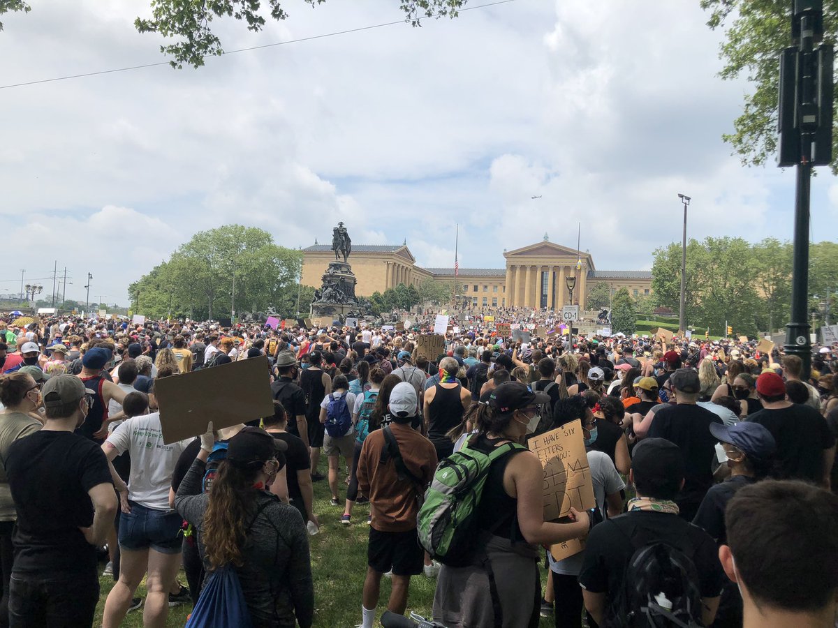 JPeters2100's tweet photo. There must be 10,000 people at the Art Museum.

Every 2 minutes someone in the crowd offers free snacks &amp; water. 

It’d be safe to assume thousands more are on the way.

I haven’t seen the Parkway this packed since the Super Bowl parade. https://t.co/WPBXw9Q0Tt
