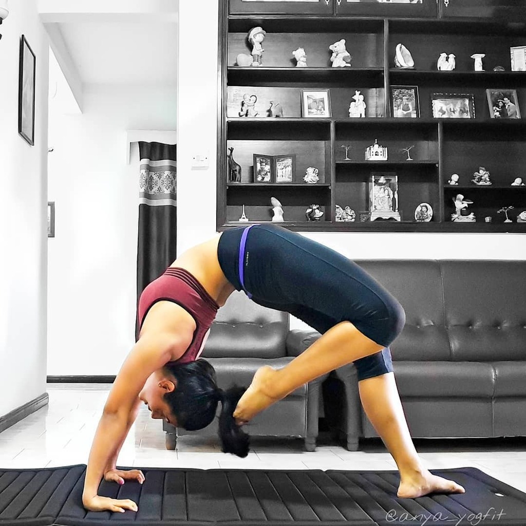 AYogfit's tweet photo. 🔆Radiate Positive Vibes🔆
#anya_yogfit #wheelpose #chakrasana #urdhvadhanurasana #oneleggedwheelpose #yoga #fitness #meditation #yogainspiration #yogalife #love #yogapractice #yogaeverydamnday #yogi #pilates #yogateacher #yogalove #yogaeveryday #mindfulness #bigballindia #fi… https://t.co/PytatO6dhY