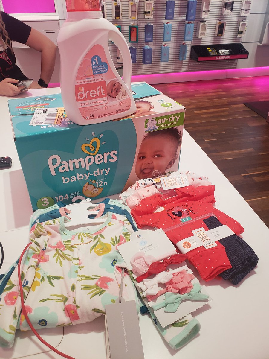 Midwest_Rebecca's tweet photo. Shout out to tmobile Yorktown for spoiling my daughter before her arrival!  #BestInTheWest #tmobilestrong https://t.co/7Rus9odRFU