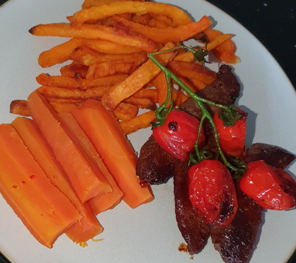 BodyByCathy's tweet image. Yummy steak and sweet potato fries😋
#chefinthemaking #selfmadechef #homecookingisthebest