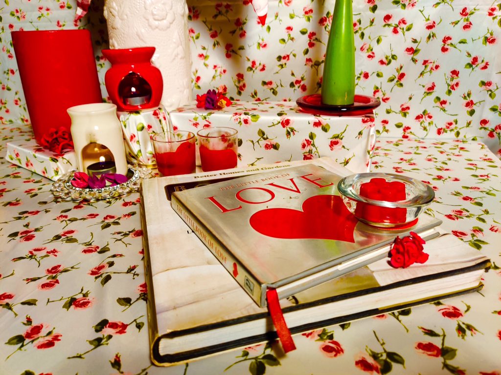 MarqueeVisual's tweet photo. Day 17 of my 21 Days Visual Story Telling Challenge

TRULY MADLY DEEPLY❤️❤️❤️

Having setup countless Valentine's Day Displays for various brands over 20 years its quite natural that this had to be part of my #21DaysChallenge series.
#visualmerchandising #vm #ValentinesDay https://t.co/zIANt6JOI2