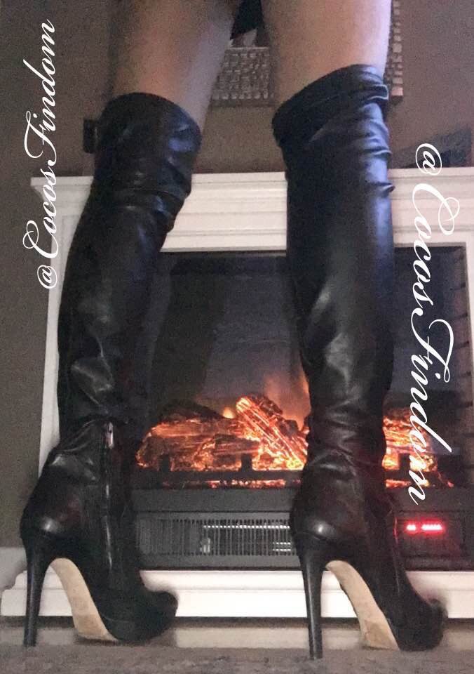 CocosPerfect's tweet photo. Stare at Mommy’s legs and let your addiction for @CocosFindom grow https://t.co/UWOlaGJYFS