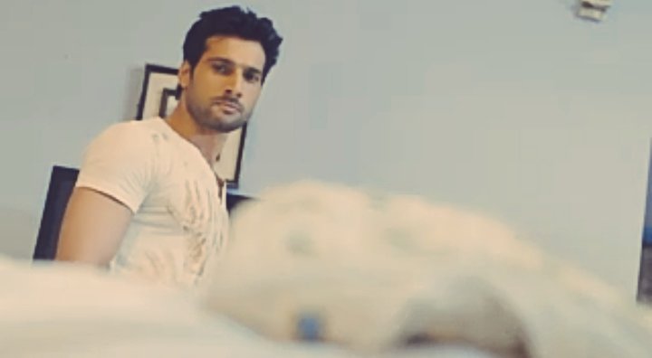 The way Arjun left Radhu in some sun saan jagaMy poor girl Pehle kud chodke aao fir uske bare me hi sochte raho But His description of her..ek ladki itni choti se hai..baal itne lambe ki ha or bohot baate karti ha  #Ardhika