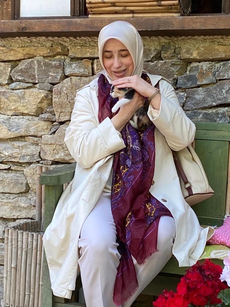 AvOzlemZengin's tweet photo. Değirmende sıcak un
Dalında al kiraz
Kulakta mırıldanan su
Elde taze Kedicik
İşte Tokat’ta zaman... https://t.co/x5tlIFnE4Y