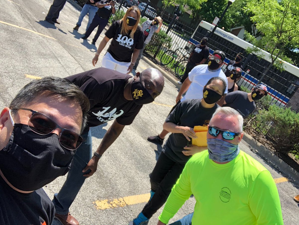 CFLCommunitySvc's tweet photo. Today, Team CFL was proud to join @GoIUPAT Local 1332 in a socially- distanced neighborhood clean up on the West Side of Chicago!

#AllForBetter https://t.co/OrbH5eCrUU