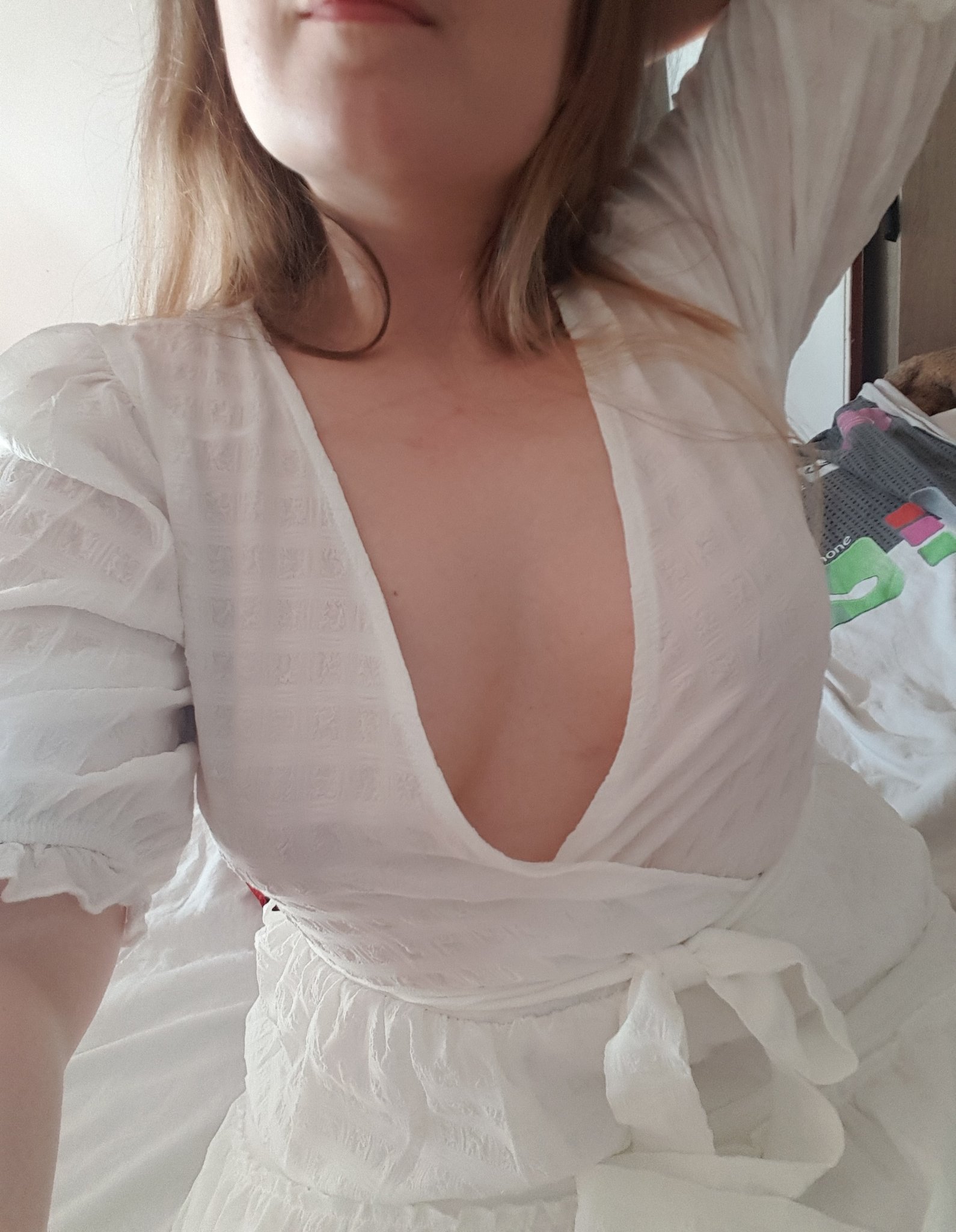 On vient de m'offrir une petite robe magnifique qui laisse paraître tout mon décolleté ainsi que mes tétons, je suis conquise ! https://t.co/Ilv3vD8au1