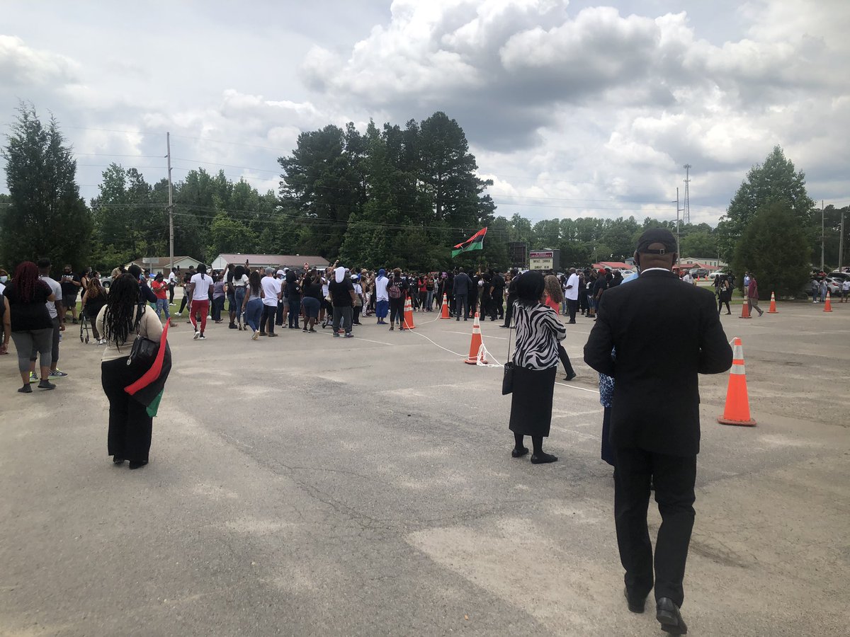 josietaris's tweet photo. Public viewing is now closed and volunteers are trying to clear out the parking lot. Family-only service starts at 3. Sad’a Ray of Hoke County Parks &amp; Rec estimates about 10k people came to the viewing today.

#GeorgeFloydMemorial https://t.co/b96pYCp5w8