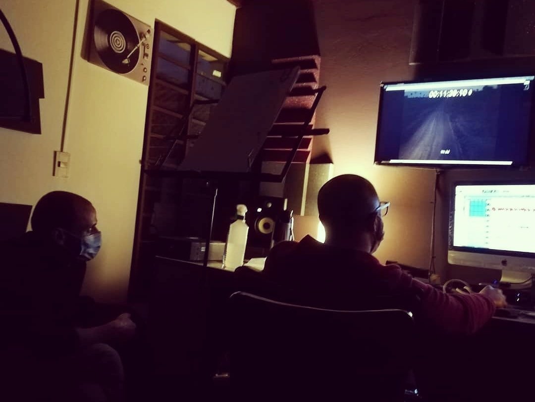 post_audio's tweet photo. Arrancando un nuevo proyecto de la mano de @Greyfh #YACAA #postaudiopy Post producción integral de sonido🇵🇾🔊🎬🎥 https://t.co/Wt2fW3k3uf