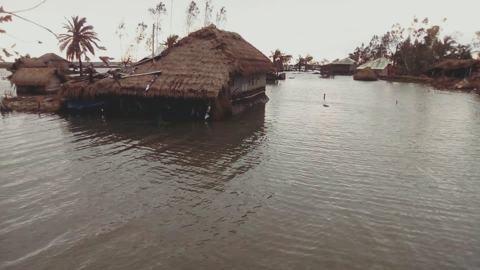 Holdhands_H3's tweet photo. This is a gratitude post.We would like to thank each and everyone of you who believed in us and reached out with financial support.A special mention to #BengalisInHyderabad group on Facebook for holding our hands in this crisis and being a part of this project.
#AmphanReliefWork https://t.co/gEq4qPnSn9