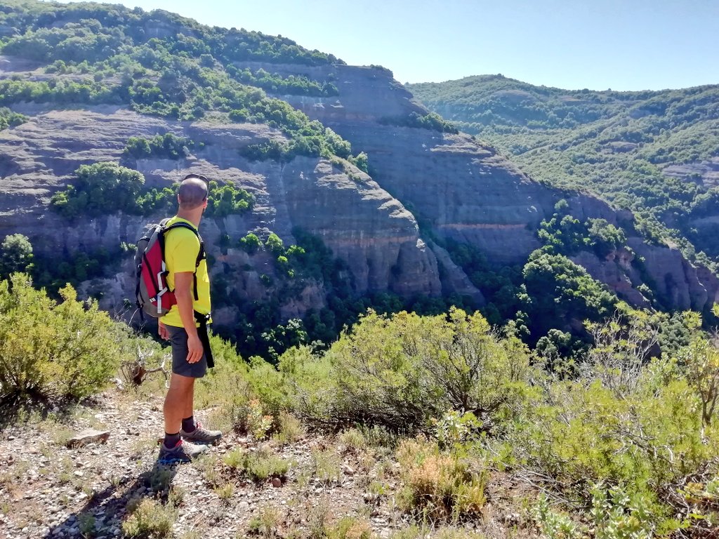 MarcComellas's tweet photo. Descobrint nous indrets per #lobach. Quin plaer de matinal entre senders, corriols, baumes i cingles. @FEEC_cat https://t.co/vs6hbIoE7A