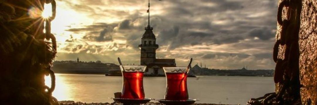 Doğrudur; İstanbul şiir yazdırır, Sen ise roman, Aşk ise çay demlettirir.
