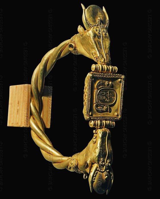 surimana16's tweet photo. Egyptian jewelry, simply exquisite! https://t.co/qklpkX8ZeU