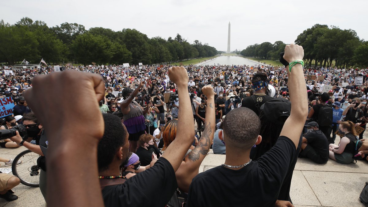 NBCNews's tweet photo. Demonstrators gather at the Lincoln Memorial in Washington, DC, for a protest over the death of George Floyd.

📷 Alex Brandon / AP Photo https://t.co/FLwVg68pdO
