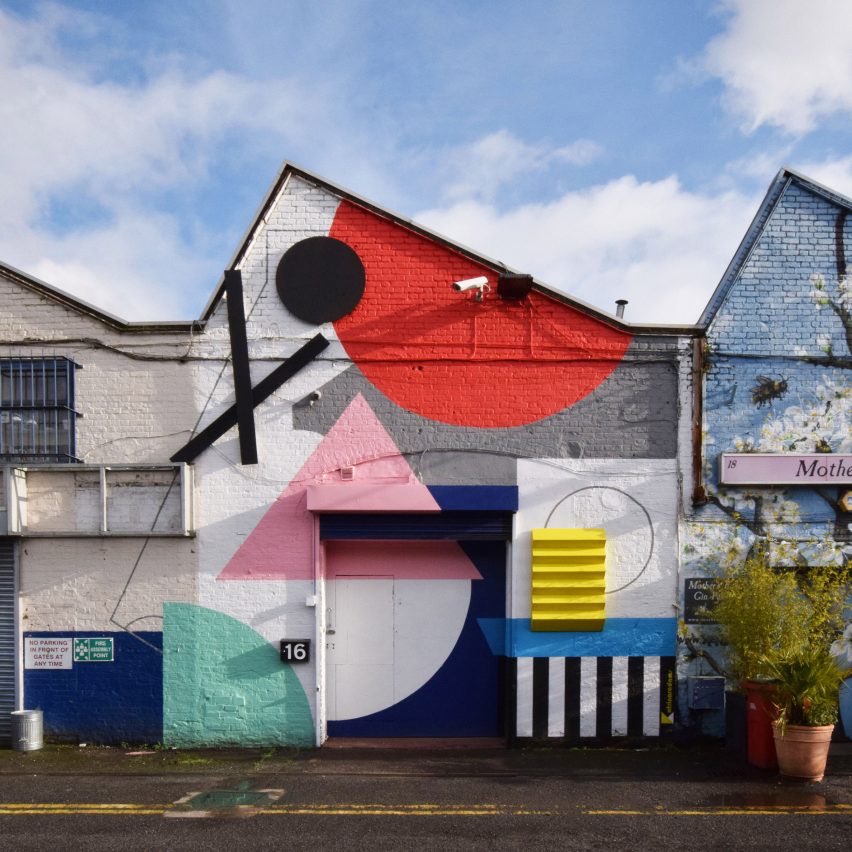 ¿Cuatro proyectos que exhiben el colorido estilo #NewLondonFabulous?

▪︎ Still I Rise | Lakwena Maciver | 2017
▪︎ Rosebank Arcade | Edward Crooks | 2019
▪︎ Gateways | Adam Nathaniel Furman | 2017
▪︎ Haus | Katrina Russell-Adams | 2020

#Arte | #Londres | #Art