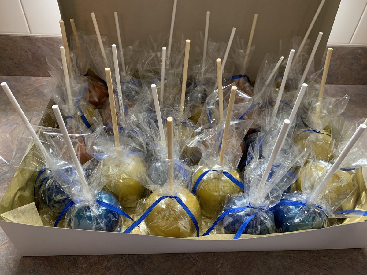 dejaluvtreats's tweet photo. Candy Apples #6dozen π https://t.co/C11ZELUBJl