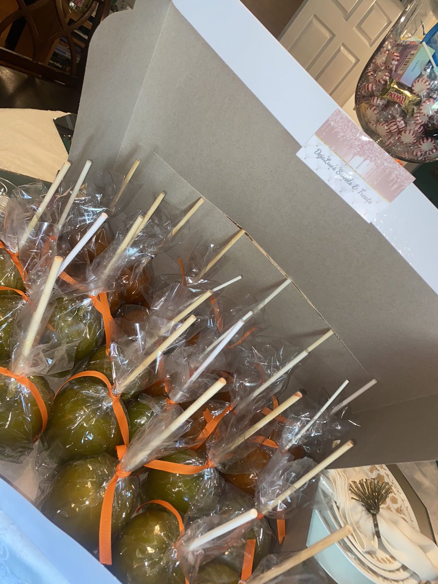dejaluvtreats's tweet photo. Candy Apples #6dozen π https://t.co/C11ZELUBJl