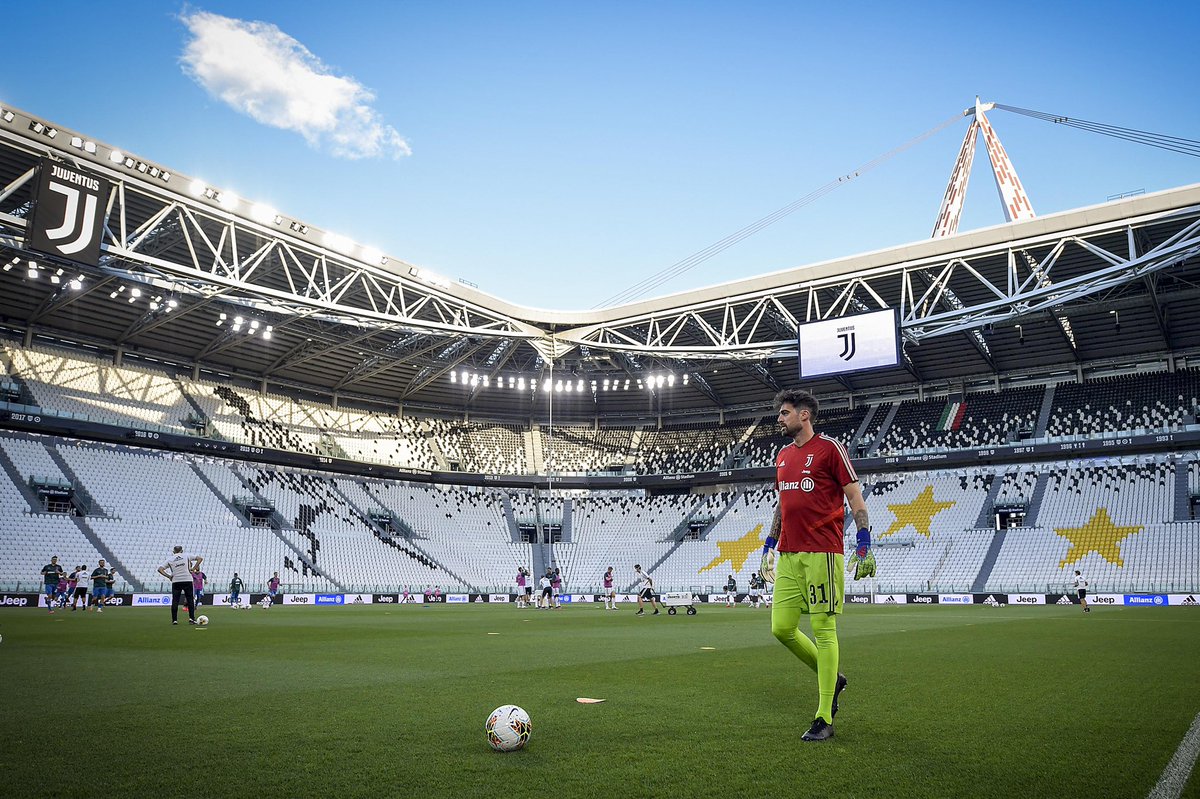 CarloPinsoglio1's tweet photo. Finalmente abbiamo saggiato nuovamente la nostra 🏡 #AllianzStadium in vista di #JuveMilan #DaiUnPoEh #Pinso31 #Juventus #FinoAllaFine #ForzaJuve 🤍🖤 https://t.co/fxEmDP9aVv