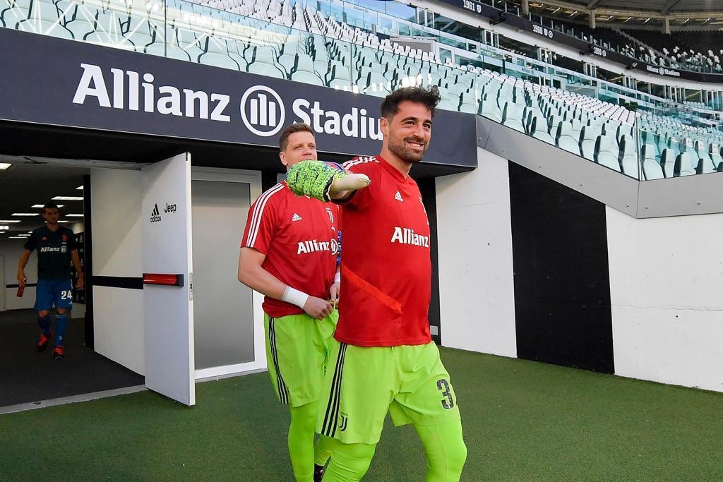 CarloPinsoglio1's tweet photo. Finalmente abbiamo saggiato nuovamente la nostra 🏡 #AllianzStadium in vista di #JuveMilan #DaiUnPoEh #Pinso31 #Juventus #FinoAllaFine #ForzaJuve 🤍🖤 https://t.co/fxEmDP9aVv