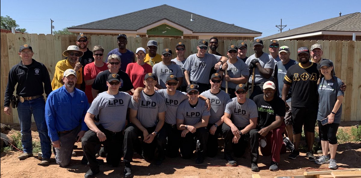 Chief_FMitchell's tweet photo. LPD cadet class 2020 Bravo and I got to spend the morning with some amazing volunteers from ⁦@umchealthsystem⁩ and 100BMWT. All got to work on a fence for ⁦@LubbockHabitat⁩ for Humanity. ⁦@LubbockPolice⁩, @cityoflubbock⁩ #Community https://t.co/IM6S1QvQac