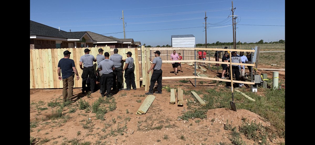 Chief_FMitchell's tweet photo. LPD cadet class 2020 Bravo and I got to spend the morning with some amazing volunteers from ⁦@umchealthsystem⁩ and 100BMWT. All got to work on a fence for ⁦@LubbockHabitat⁩ for Humanity. ⁦@LubbockPolice⁩, @cityoflubbock⁩ #Community https://t.co/IM6S1QvQac