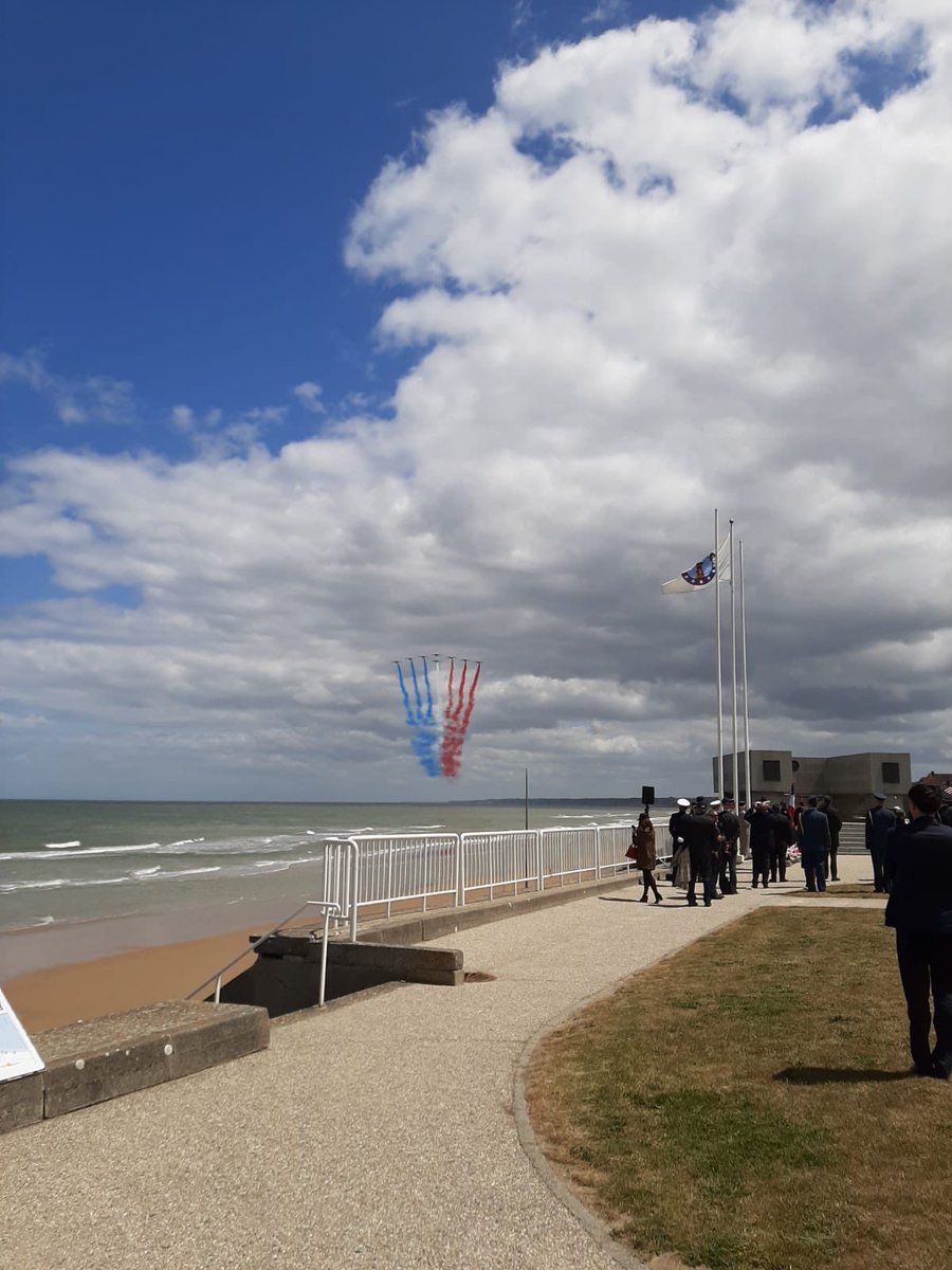 Représenter nos frères d’armes et honorer ceux qui ont donné leurs vies pour défendre nos libertés. Un honneur de déployer nos couleurs au dessus de la cérémonie internationale. <a href="/PAFofficiel/">Patrouille de France</a> <a href="/Armee_de_lair/">Armée de l'Air et de l'Espace</a>