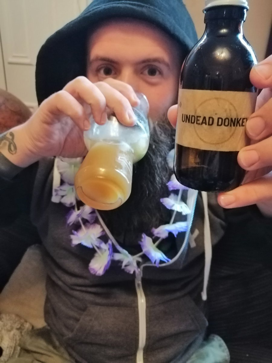 Pretending I'm on holiday thanks to <a href="/deaddonkeybar/">deaddonkeybar</a> and their ready to drink takeaway cocktails 🍍