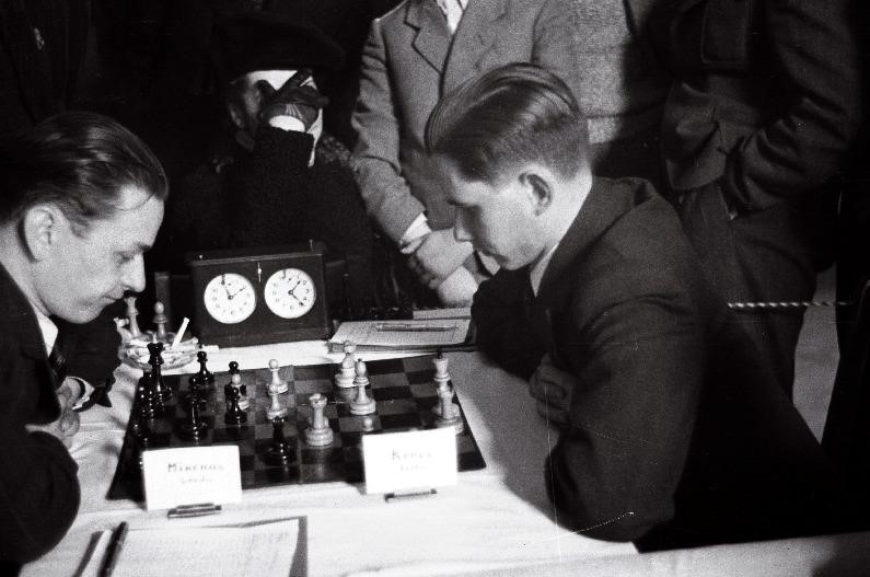 dgriffinchess's tweet image. Tallinn, 28th April 1940. In the 2nd round of the friendly match between the still-independent Estonia & Lithuania, Paul Keres faces Vladas Mikėnas on top board. It all seems a bit much for one onlooker... 🤦♀️
(Photo: O. Vikholm, via ra.ee.) #chess