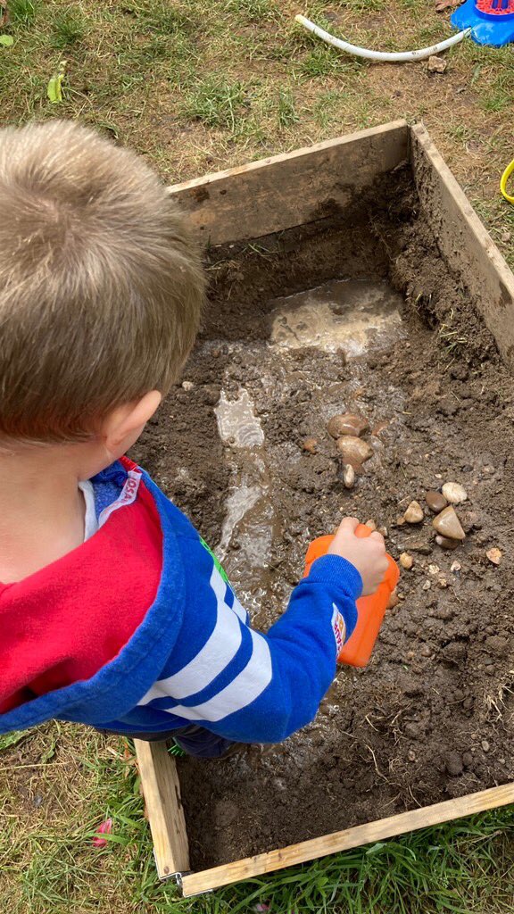 Robins_HMCS's tweet image. Does a rainy weekend mean we need to stay indoors? Of course not!!!!! #splishsplash #puddlejumping #outdoorlearning #wellies #muddypuddles #eyfs #letthembelittle #LetThemPlay