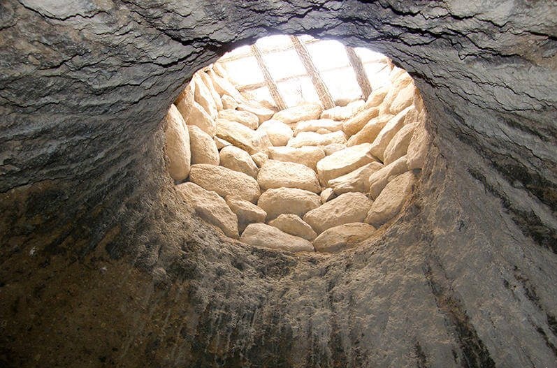 IraninMi's tweet photo. #Meymand, villaggio scavato nella roccia che si ritiene sia stato il principale insediamento dei primi abitanti dell'altopiano iranico; risale a oltre a 12000 anni fa. Piccolo, ma dotato di hammam e moschea, è ancora abitato da un centinaio di persone, vegetariane. #Iran #Turismo https://t.co/DgEoHnF7ZV