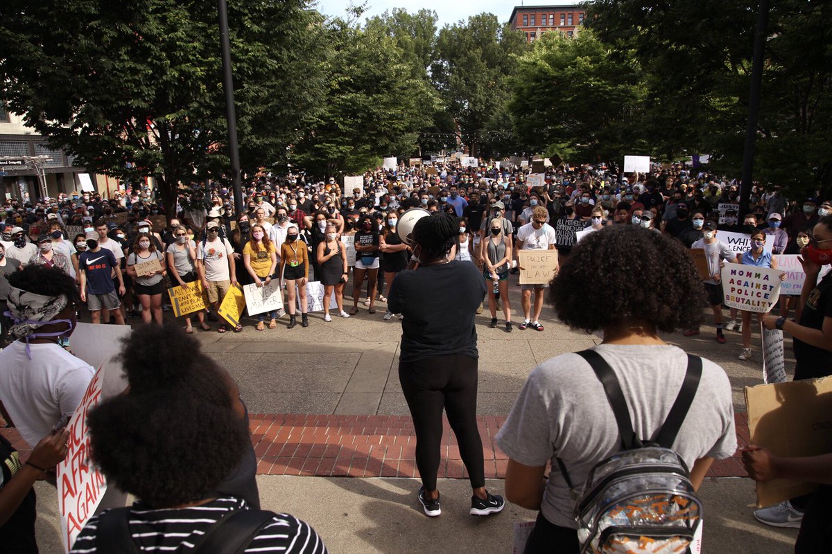 PictureDave's tweet photo. March through downtown Knoxville 6/5
#blmknoxville #blacklivesmatterknoxville #blm #knoxville #tennessee #blmtennessee #blacklivesmatter #blacklivesmattertn #blmtn #NoJusticeNoPeace https://t.co/SFQ5LtvTeK