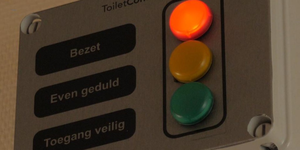 dekomkommershow's tweet photo. Dit is hem het enige echte #toiletstoplicht. Je hoort alle (ongewilde) details n de nieuwe Komkommershow via favo #podcast app of: https://t.co/yXAS8FdOXn #toiletcontrol https://t.co/YoH5Rv7l7d