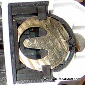 هل تساءلت يوماً كيف غلاية الماء تنطفئ بعد غليان الماء؟ قد تجاوب على هذا السؤال بوجود حساس كهربائي عن...