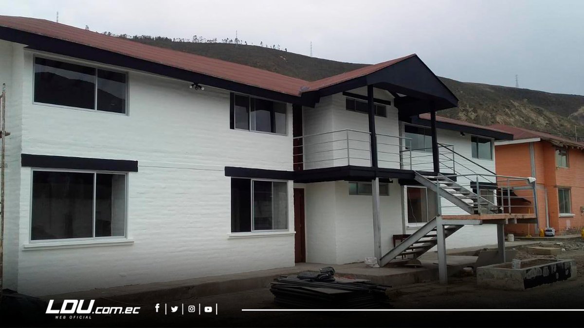 LDU_Oficial's tweet photo. ¡Tenemos una gran noticia para el futuro de nuestra institución! La primera casa de la nueva vivienda de @Formativas_LDU ya es una realidad gracias al invaluable apoyo de @adelcaec, #Edimca, #Kubiec, #Chaide, #Veto y @PinturasSherwin 👏👏
#TodosSomosLIGA https://t.co/EicqbclKqt