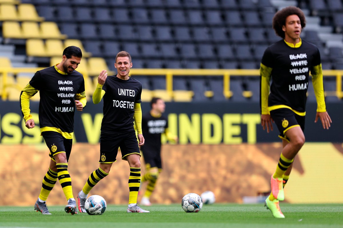Accion_LSR's tweet photo. Los jugadores del Borussia Dortmund salieron a calentar con playeras que tenían mensajes contra el racismo 🙌👏

"No hay colores solo humanos" 

"Sin justicia no hay paz"

"Todos Unidos"
https://t.co/epbjLYTajr https://t.co/xk50uu1CeV