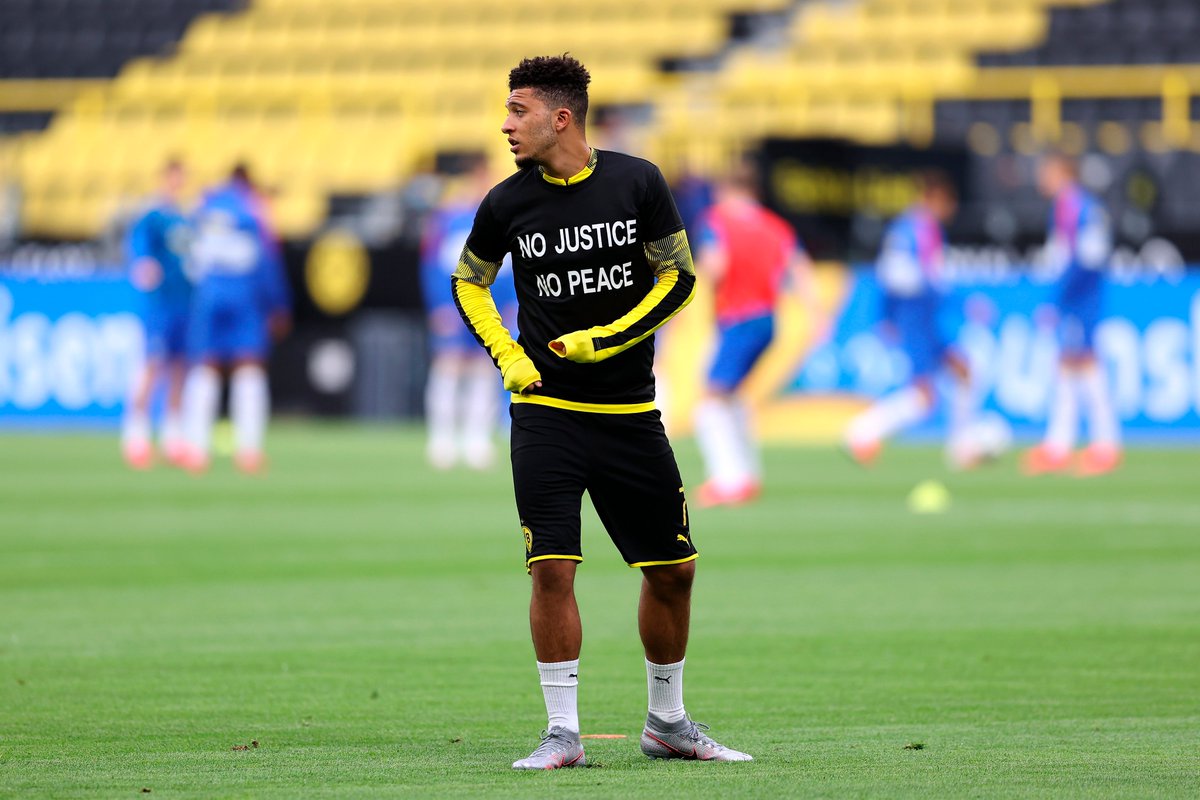 Accion_LSR's tweet photo. Los jugadores del Borussia Dortmund salieron a calentar con playeras que tenían mensajes contra el racismo 🙌👏

"No hay colores solo humanos" 

"Sin justicia no hay paz"

"Todos Unidos"
https://t.co/epbjLYTajr https://t.co/xk50uu1CeV